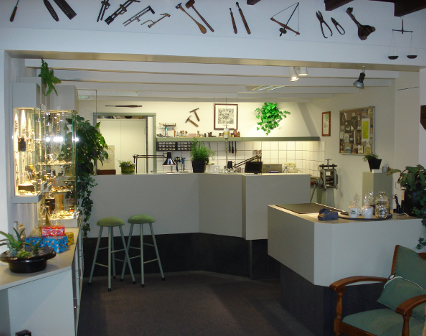 De goudsmid heeft van zijn atelier ook zijn winkel gemaakt.